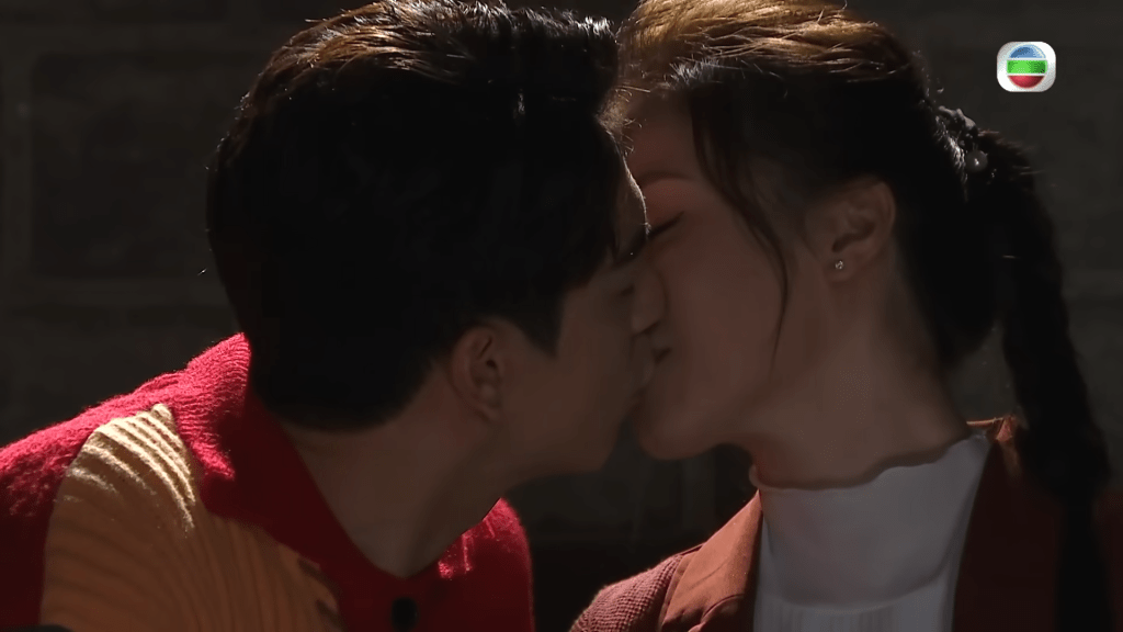 二人竟然在葉蒨文面前深情一吻！